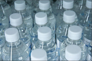 Сколько пластика мы «выпиваем» вместе с водой из бутылок