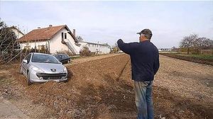 Фермер много раз просил не ставить машины на его земле, но никто не слышал, и тогда он пошёл на крайние меры и вскопал землю вокруг машин