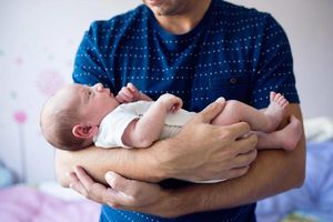 Почему новорожденные, которые похожи на своих отцов, здоровее