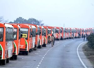 В Индии установлен новый мировой рекорд: колонна из 500 автобусов длиной в 3 км