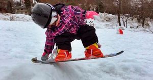 Самая юная сноубордистка-малышке всего лишь 1 год!