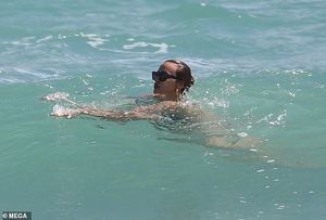 Ирина Шейк в крошечном бикини на пляже Майами — фото