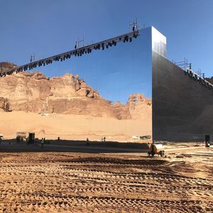 Зеркальный концертный зал, похожий на мираж посреди пустынного ландшафта Саудовской Аравии