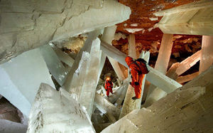 Путешествие в пещеру огромных кристаллов