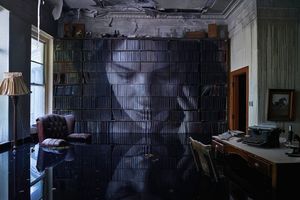 Уличный художник превратил заброшенный особняк в арт-инсталляцию