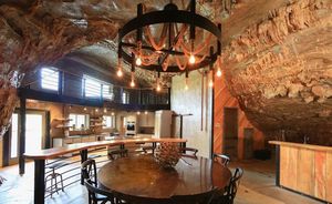 Из жизни миллионеров: роскошный особняк в пещере со сталактитами