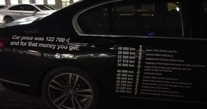 Владелец BMW от возмущения расписал все поломки на двери своего авто