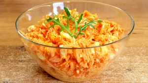 Салат с морковью и яйцами - видео рецепт
