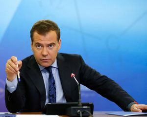 Медведев: Кабмин занят практической работой, а не разработкой теоретических моделей.
