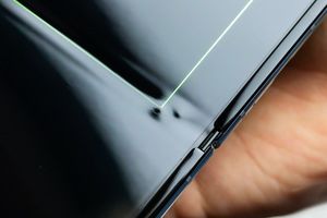 Дисплей Samsung Galaxy Fold выходит из строя, если с него снять плёнку