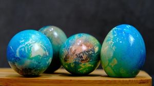 Пасхальные яйца как планета «Земля» - как покрасить яйца на Пасху красиво и необычно