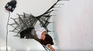 #видео | Роботы-пауки плетут удивительные настенные сети