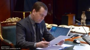 Песков назвал слухи об отставке Медведева упражнениями политологов