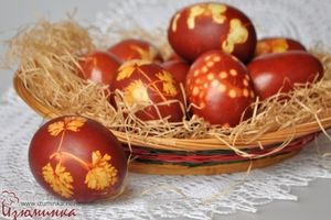 Как красить яйца луковой шелухой - 10 простых шагов