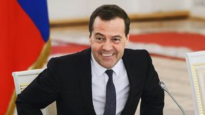 Дмитрий Медведев ответил пенсионерам как выжить на пенсию в 8.000 рублей