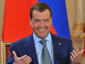 Медведев ответил пенсионерам на вопрос: "Как прожить на пенсию 7-9 тыс руб?"