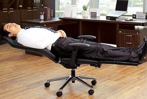 Это офисное кресло позволит вам удобно поспать на работе