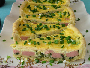 Закусочный пирог с сосисками и зеленым луком