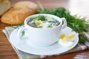 Летнее блюдо русской кухни — холодный щавелевый суп (идеальный рецепт)