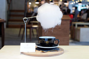 В Шанхае подают кофе с сахарным облаком, и это волшебно