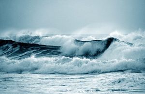 Волны в океане становятся всё больше и больше