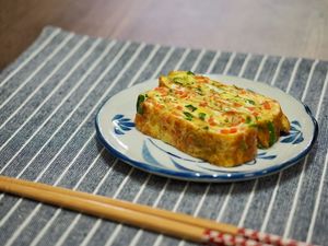 Японский омлет «Тамаго-яки»: нарезаю овощи, взбиваю яйца и жарю тонкими…