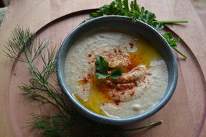 Хумус из белой фасоли — одна из самых популярных закусок в Израиле