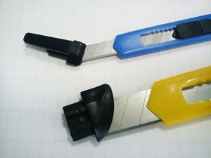 Отломите лезвие канцелярского ножа при помощи заглушки на самом ноже