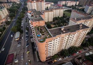Житель Подмосковья обустроил зону отдыха на крыше многоэтажки