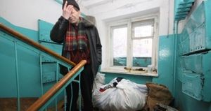 Сотрудники нацгвардии РФ выселят граждан из домов
