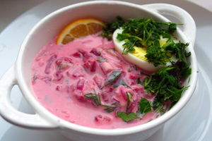 Холодный литовский борщ на кефире - Шалтибарщай: Прекрасный суп для знойной погоды