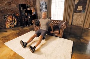 Тренировки для мужчин. Домашние упражнения на трицепс: диван вместо тренажера