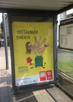 Каким именно правильным сексом призывает заниматься уличная реклама в Германии.