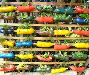 15 идей для дачи: вертикальный сад из пластиковых бутылок