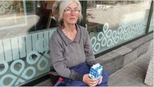 Бездомная в Москве называет себя шведской писательницей