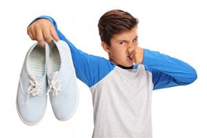 Как устранить запах из обуви