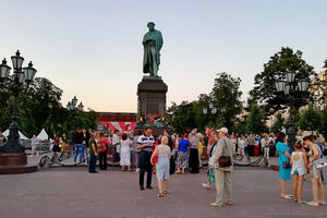 Тусовка около памятника Пушкину