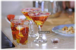 Летний десерт – желе из шампанского с ягодами