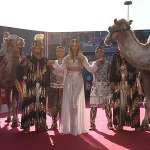 «Индюшка напыщенная»: Народ высмеял Ольгу Бузову, появившуюся на верблюде в окружении мужчин