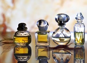 Можно ли дарить женщинам духи? Какая парфюмерия будет лучшим подарком?