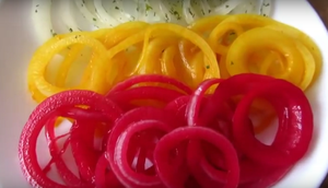 Гости в удивлении, забыли про мясо: Разноцветный маринованный лук-украшение любого стола