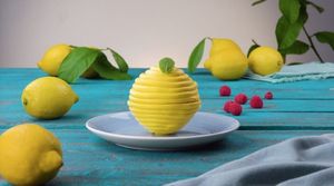 Воздушные лимонные пирожные без теста: нежнейший фруктовый десерт на каждый день