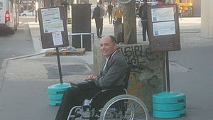 В Париже водитель автобуса выгнал всех пассажиров, которые не пускали мужчину в инвалидном кресле