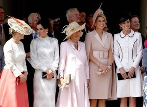 Белое платье-пальто Кейт Миддлтон на церемонии Ордена Подвязки