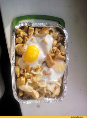 Курица карри с запеченной в сливках картошкой с луком и яйцом.
