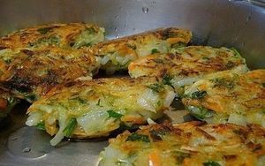 Блюдо настоящих гурманов — луковые котлеты с картофелем и зеленью!