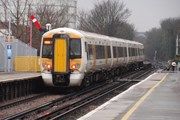 В Великобритании кондукторы поездов снова бастуют из-за спора о закрытии дверей