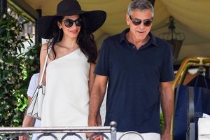 Элегантная Амаль Клуни, на отдыхе в Венеции покорила всех образом, вдохновлённым Грейс Келли