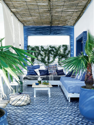 Интерьер в морском стиле: бело-синяя квартира
