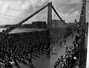 75 лет назад сбылась мечта гитлеровцев, они прошлись по Москве парадом. За ними даже асфальт помыли